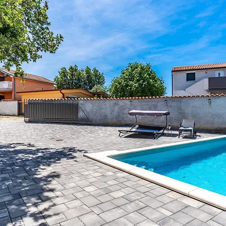 Rubis With Pool Peroj