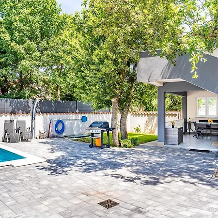 Vakantiehuis Rubis With Pool Peroj