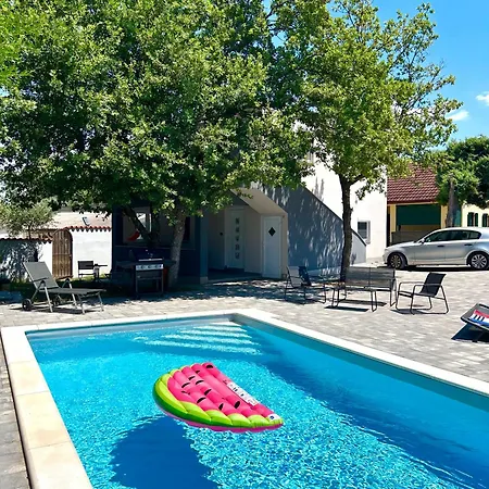 Rubis With Pool Vakantiehuis Peroj