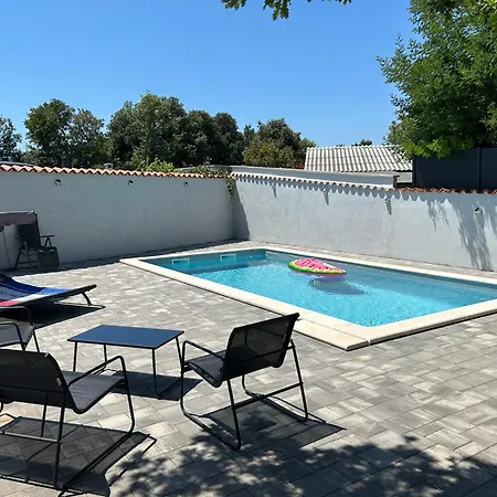 Rubis With Pool Peroj