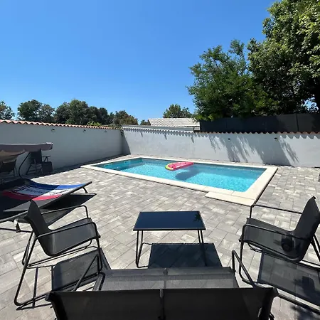 Rubis With Pool Vakantiehuis *